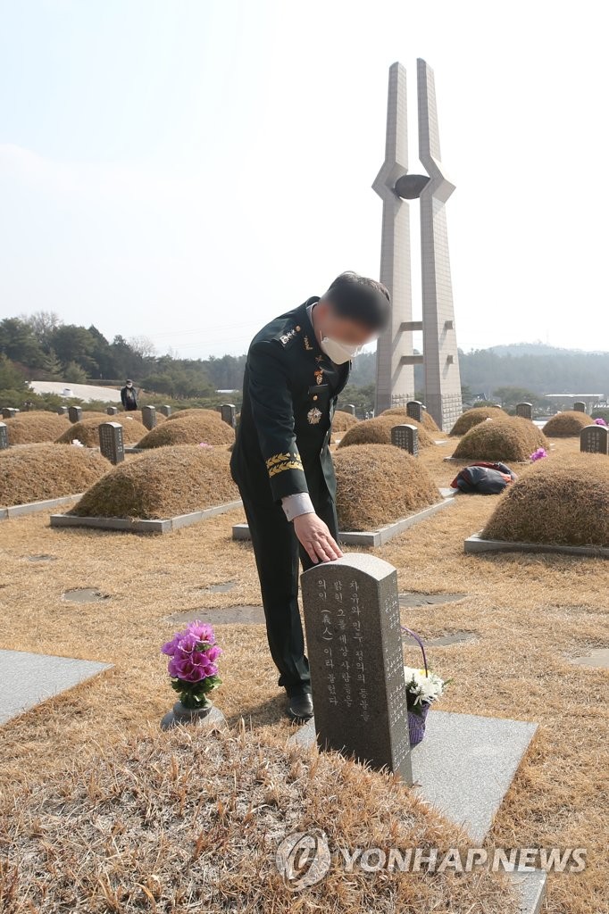 제복 입은 영관급 군인 5·18묘지 참배…"군 잘못 대신 사과"