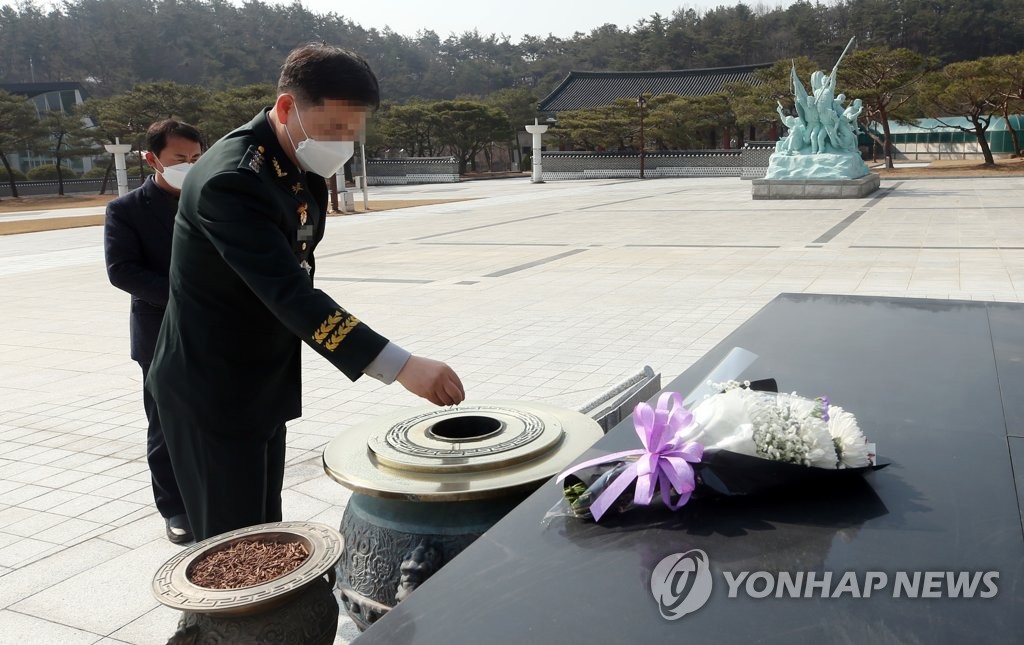 제복 입은 영관급 군인 5·18묘지 참배…"군 잘못 대신 사과"