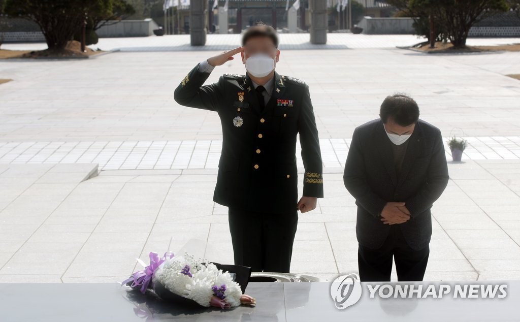 제복 입은 영관급 군인 5·18묘지 참배…"군 잘못 대신 사과"