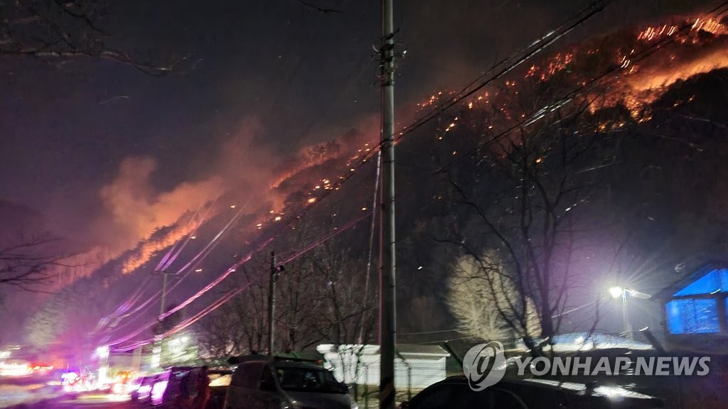 정선 산불 강풍·급경사에 진화 난항…야간 진화체제 전환(종합)