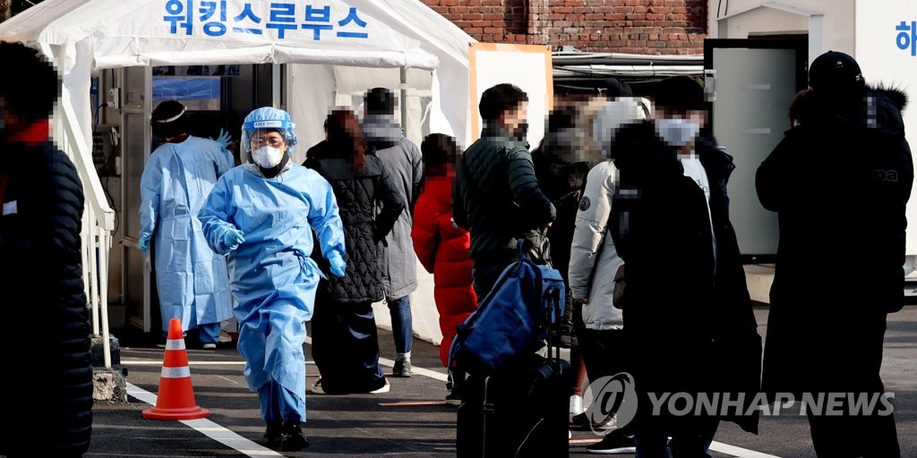 [3보] 신규확진 332명, 휴일영향 1주일만에 300명대로…확산세 여전