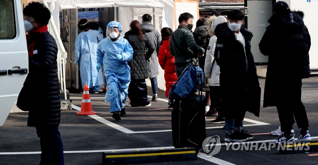 다시 400명대로…정부, 거리두기 조정 고심속 이르면 26일 발표(종합)