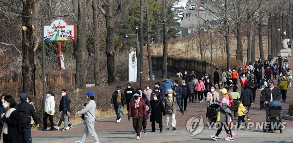 "봄기운 즐기자"…연휴 첫날 전국 관광지 행락객으로 북적
