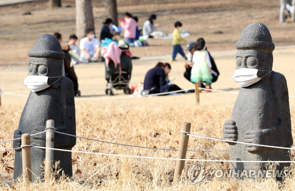 오늘 400명 안팎…오전 거리두기 조정안 발표, 재연장에 무게