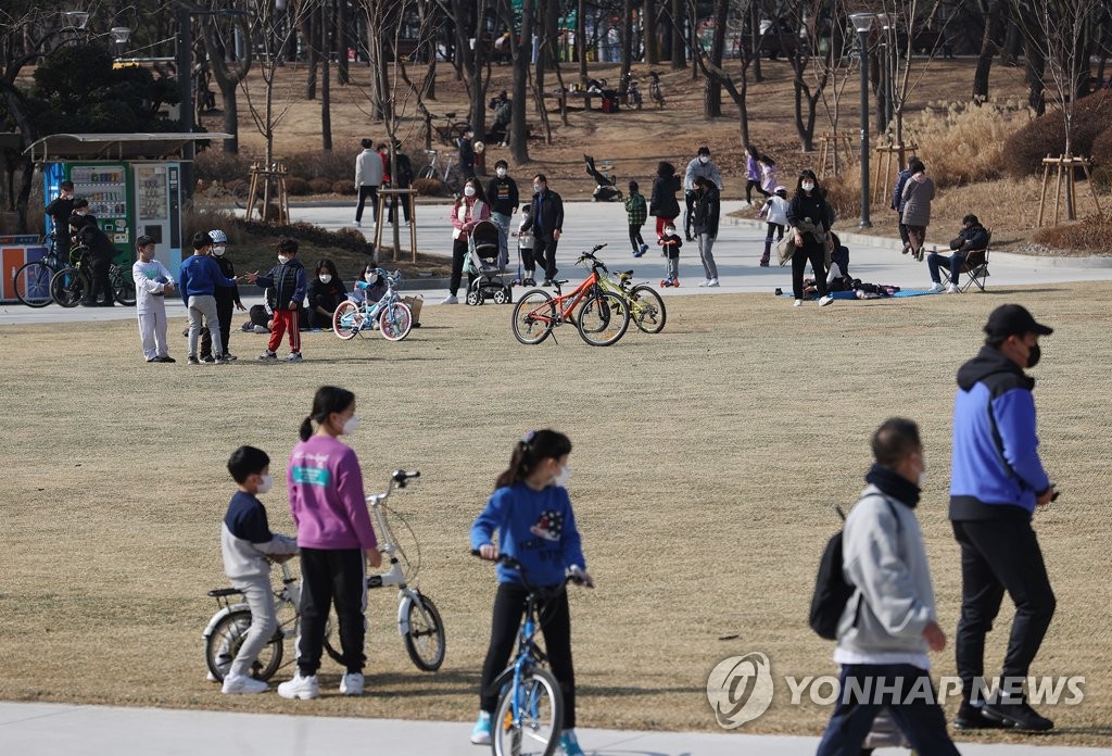 오늘도 400명대 예상…백신 접종-거리두기 연장속 확산세 꺾일까