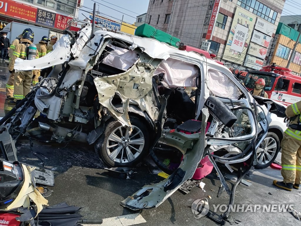 차량 폭발사고에 소화기 들고 뛰어가 진화한 상인들 표창장