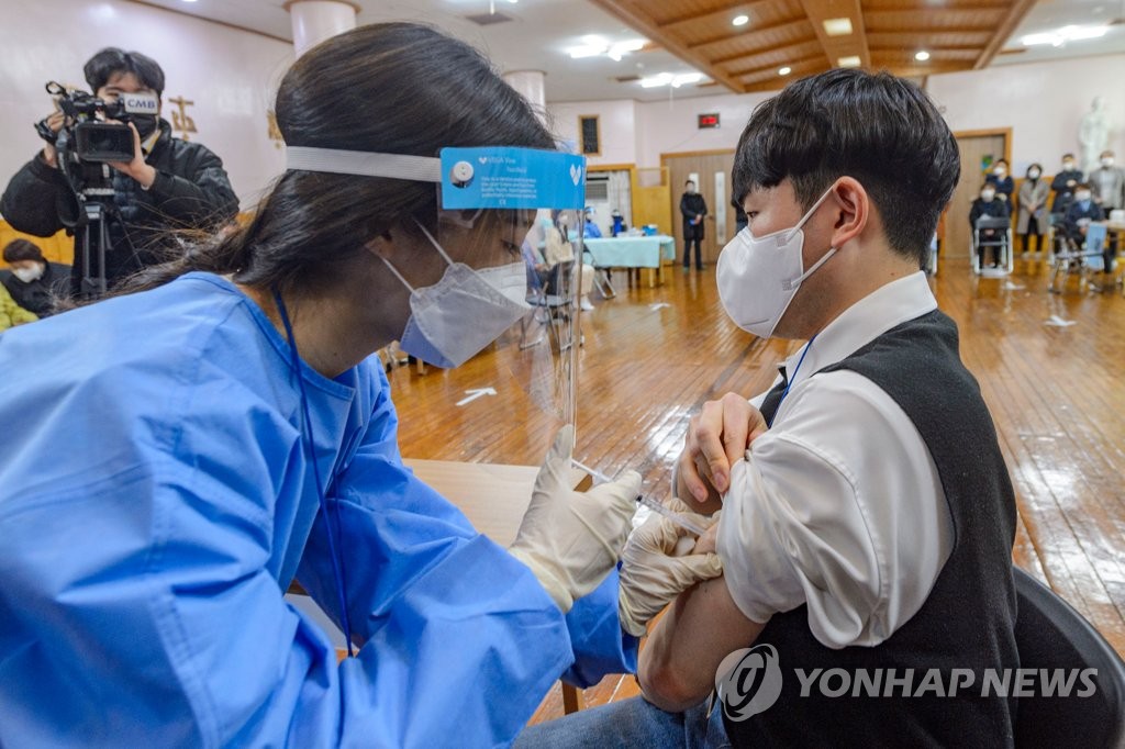 정치권 '1호 접종자' 논쟁에 방역당국 "접종 원칙 따라 곧 결정"