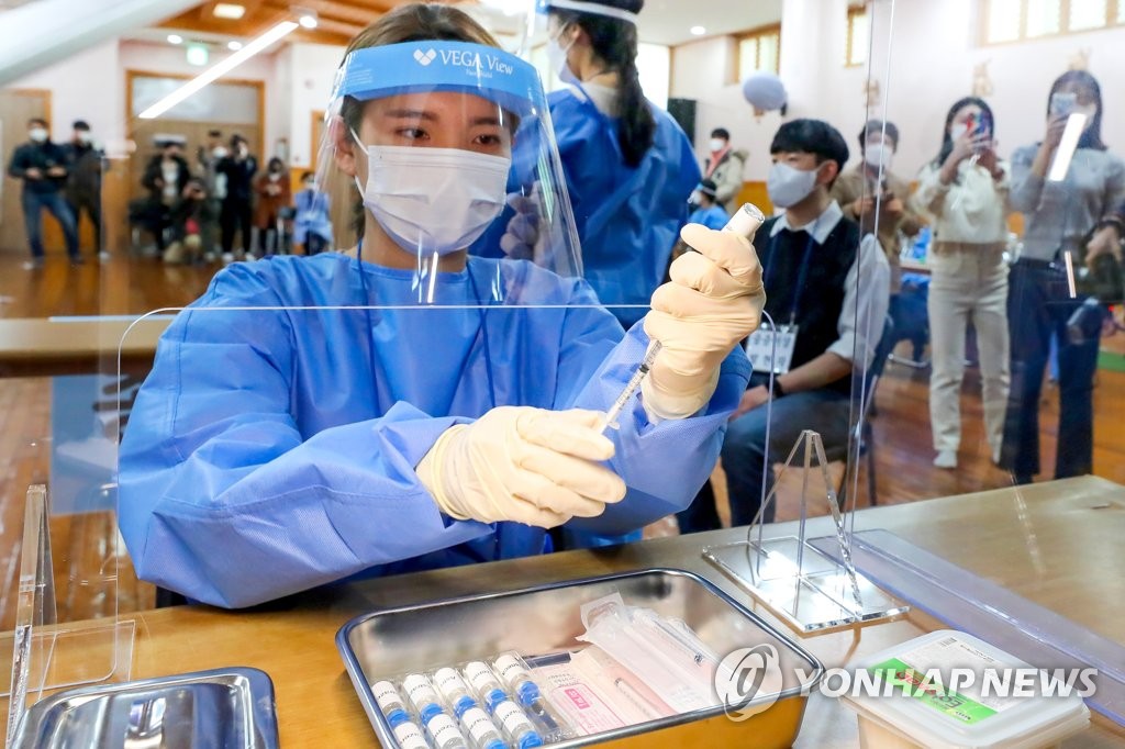 "백신접종 후 붓기·구토·두통 흔해"…이상반응 대응은 어떻게