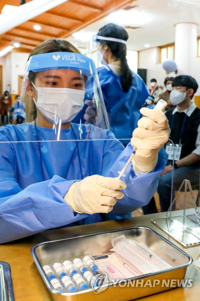 [백신접종] 전문가 "백신은 '게임체인저'…접종후에도 마스크는 써야"