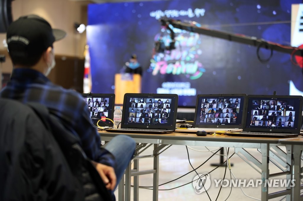 작년엔 엄두도 못 낸 입학식, 올해는 다르다…AI·증강현실 동원