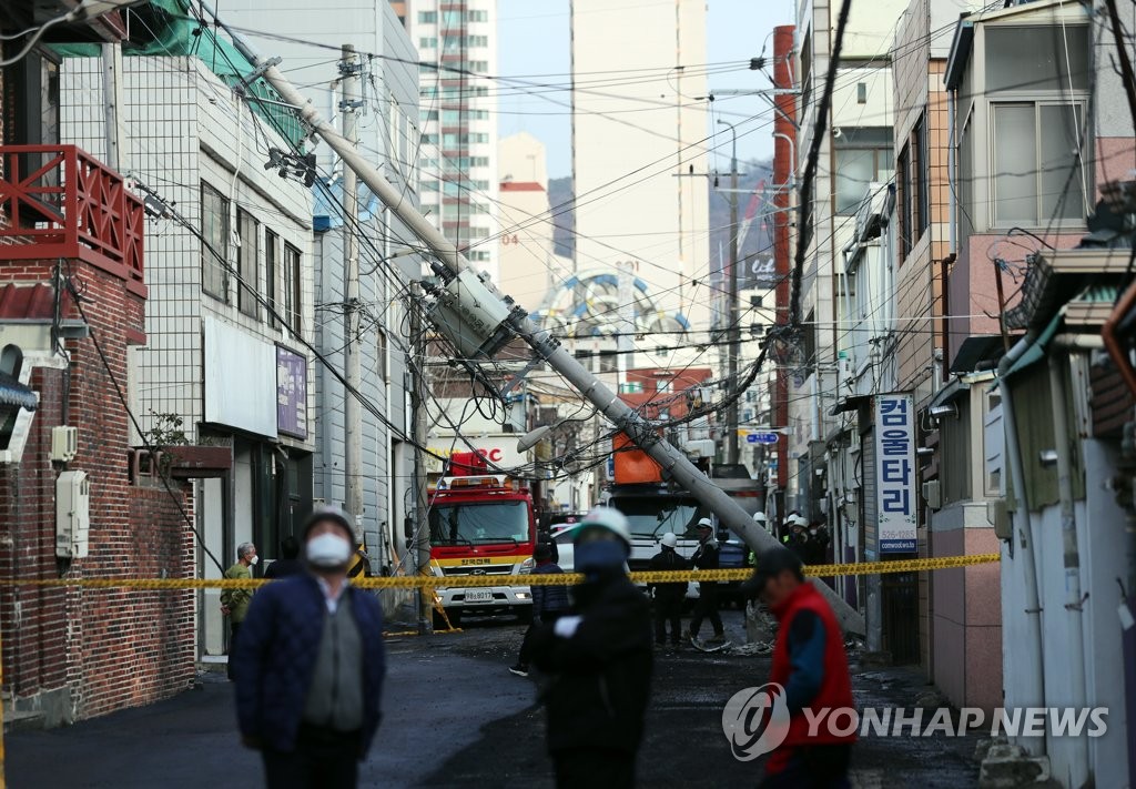 도로포장 공사차량 '쿵'…전신주 쓰러져 변압기 불꽃(종합2보)