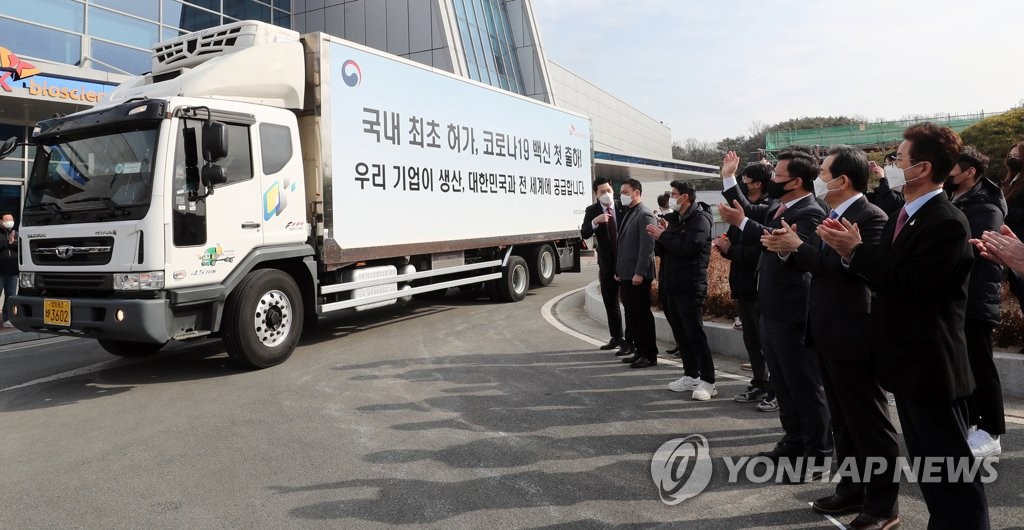 국내 첫 백신 출하…정총리 "빼앗긴 일상회복 첫걸음"(종합)