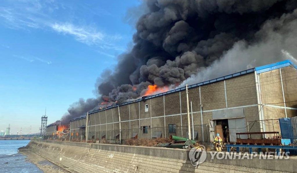 건물 6개 동 탄 인천 가구공장 화재…진화 도운 시민 3명 표창