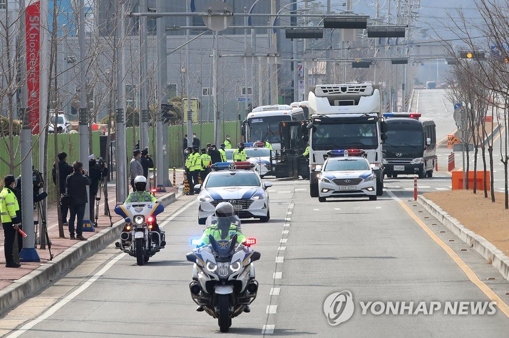 "17만명분 갑니다"…AZ 백신, 군-경 호위 속에 물류센터 도착