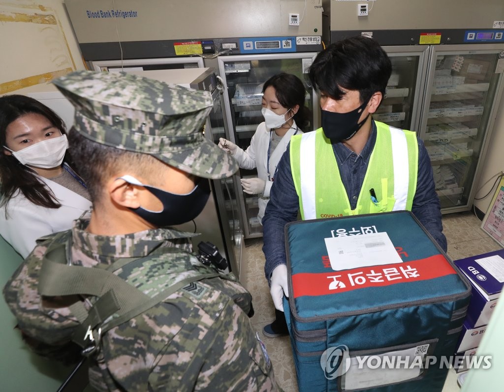 [백신접종] "마스크 벗는 날 빨리 왔으면"…제주 백신 접종 첫날 순조