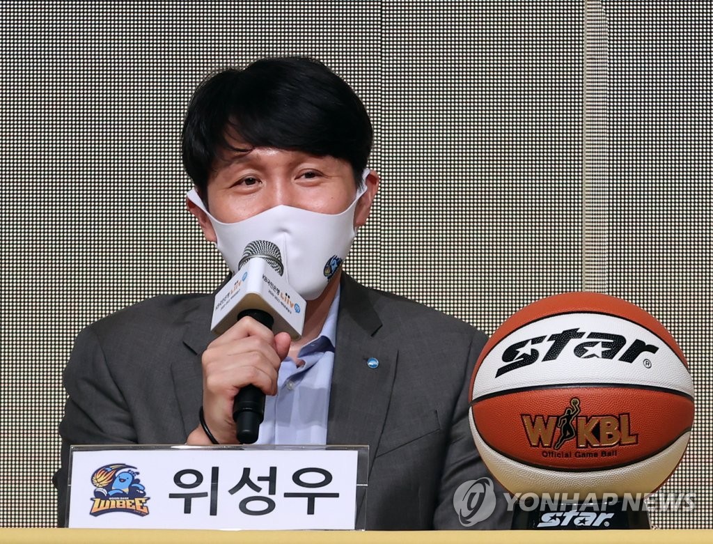 우리은행 위성우 감독 "나 때문에 질 경기…선수들이 잡아줘"