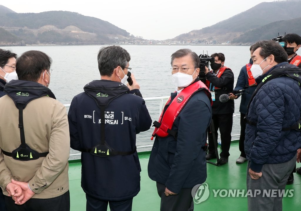 주호영 "문대통령 직권남용·선거법 위반 검토…법적조치"(종합)