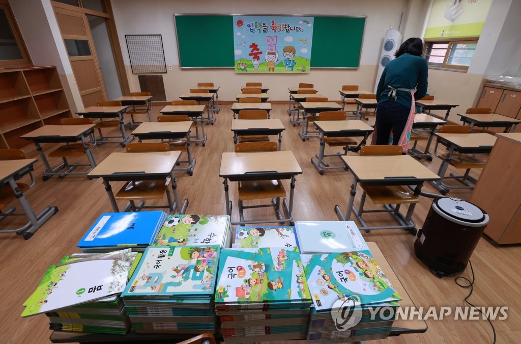 오늘 '주말효과'로 300명대…백신접종 본격화속 확산세 잡힐까