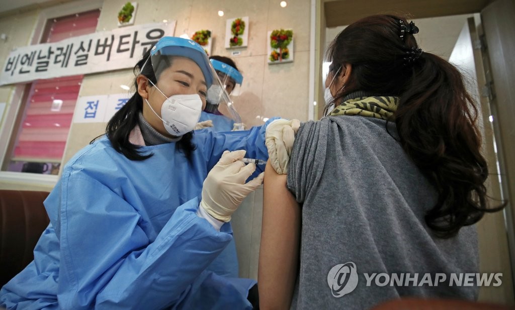 [백신접종] 광주 1호 접종자들 "일상으로 돌아가고파"