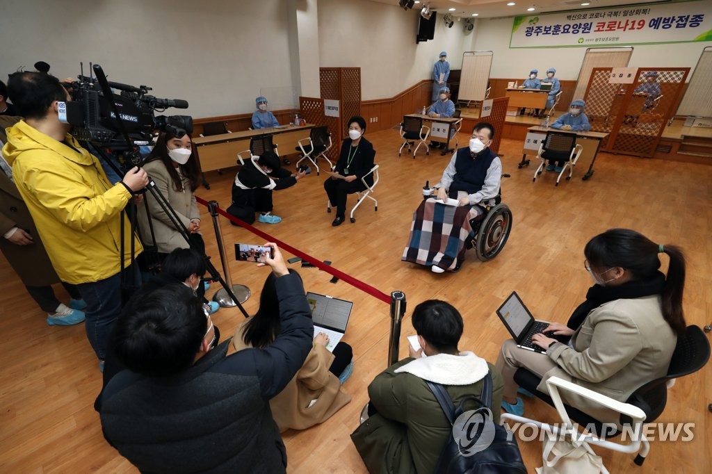 [백신접종] "긴장해서 맞은 줄도 몰라"…코로나19 종식 기대감(종합)