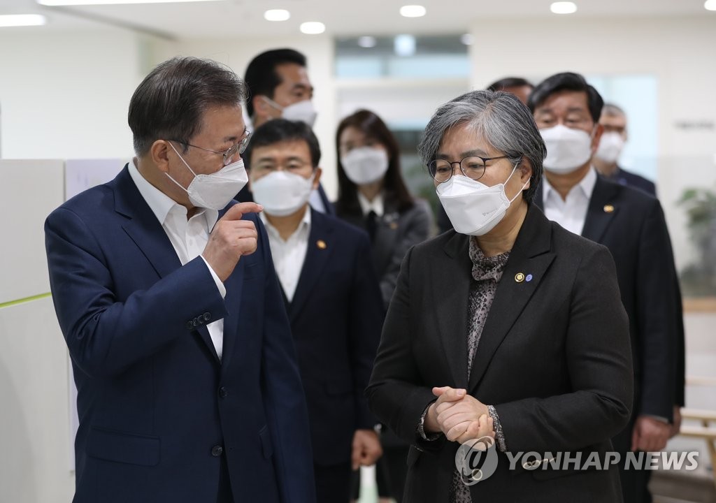 '문대통령 순서 늦게' 발언 논란에 "먼저나설 일 없어야 한단뜻"