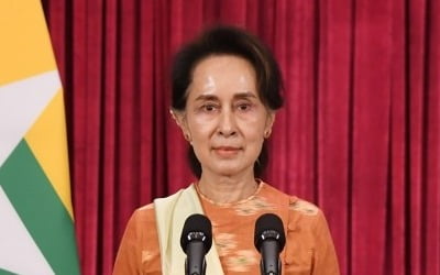 [속보] "미얀마 경찰 '아웅산 수치, 2월15일까지 구금'"