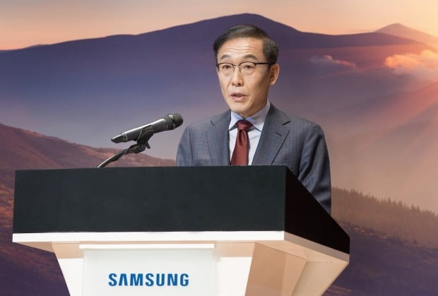 Executives of Samsung Electronics, including Vice Chairman Kim Ki-nam, doubled their annual salary last year