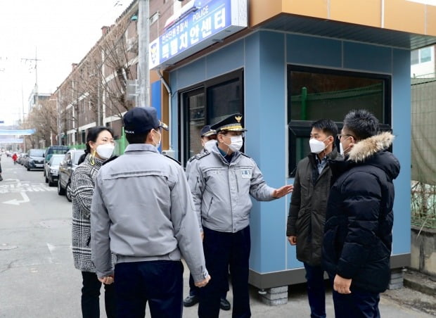 김원준 경기남부경찰청장이 아동 성범죄자인 조두순 주거지 인근에서 경찰의 특별 방범활동을 점검하고 있다. 사진=연합뉴스