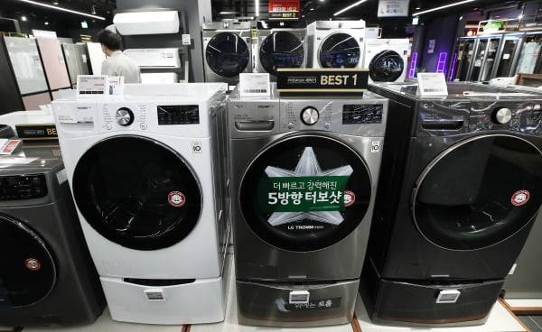 서울의 한 전자제품 매장에 진열된 세탁기/사진=연합뉴스