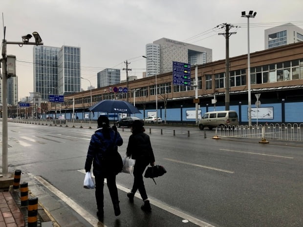 중국 후베이성 우한(武漢)시 도심에 있는 옛 화난수산시장이 높이 3ｍ가 넘는 높은 벽으로 둘러싸여 있다/사진=연합뉴스