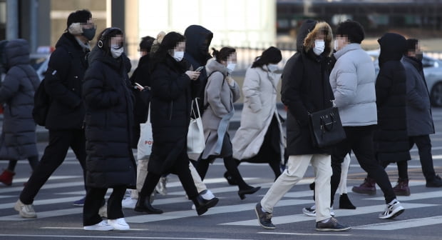 서울 용산역 인근에서 두꺼운 복장을 한 시민들이 이동하고 있다. 사진=연합뉴스