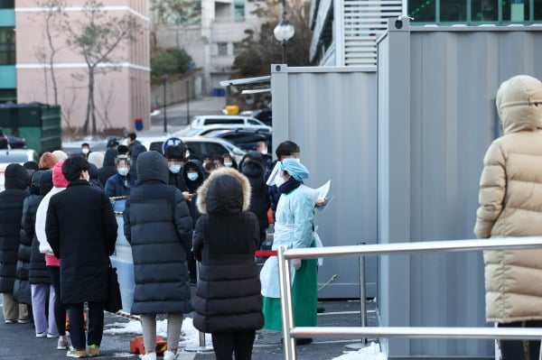 지난달 29일 신종 코로나바이러스 감염증(코로나19) 확진자가 나온 서울 한양대병원 선별진료소 주변이 검사 대기자들로 붐비고 있다. /사진=연합뉴스