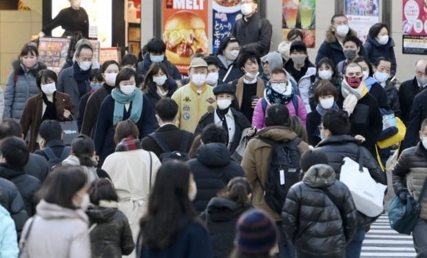 일본 도쿄 신주쿠(新宿) 거리가 마스크 쓴 행인들로 붐비고 있다.(사진=EPA=연합뉴스)