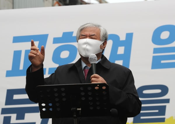 1일 오전 서울 성북구 사랑제일교회 앞에서  전광훈 목사가 문재인 대통령 규탄 기자회견을 하고 있다. 사진=연합뉴스