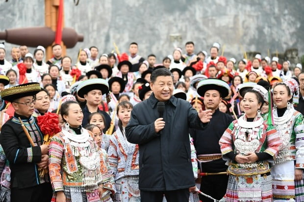 시진핑 중국 국가주석이 최근 구이저우(貴州)성 비제(畢節)시 첸시(黔西)현에 있는 소수 민족인 묘족 마을을 방문, 광장에서 열린 설 민속 행사에 참여해 주민들에게 축하 인사를 하고 있다./ 사진=연합뉴스