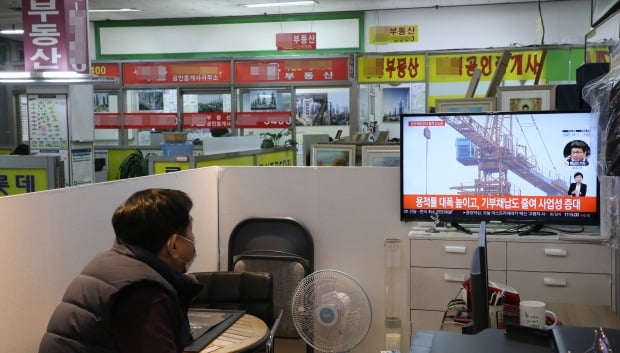 정부가 25번째 부동산 대책을 발표한 4일 서울 한 부동산중개업소에서 공인중개사가 관련 뉴스를 보고 있다. 정부는 서울 등 대도시의 주택 공급을 획기적으로 늘리기 위해 공공이 직접 시행하는 재건축·재개발 사업을 추진한다. /연합뉴스