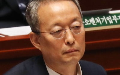 검찰, 원전 평가 부당 관여 혐의 백운규 전 장관 구속영장 청구
