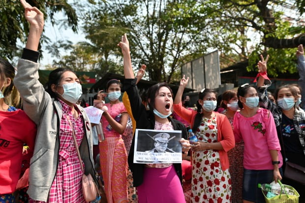 미얀마 옛 수도 양곤에서 시민들이 '세 손가락 경례'를 하며 군부 쿠데타를 규탄하는 시위를 벌이고 있다.(사진=로이터=연합뉴스)