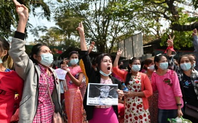 "아웅산 수치 석방하라"…미얀마 양곤서 쿠데타 항의 거리시위