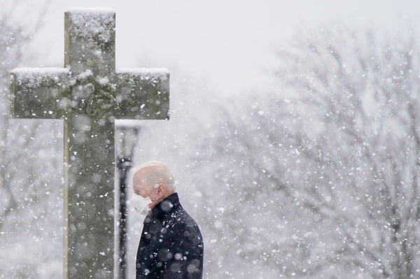 조 바이든 미국 대통령이 7일(현지시간) 눈폭풍 속에서 델라웨어주 윌밍턴 성당을 떠나고 있다. AP연합뉴스
