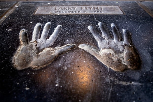 래리 플린트의 손자국은 미국 캘리포니아 주 할리우드에 찍혀 있는 래리 플린트의 핸드프린팅. /사진=EPA