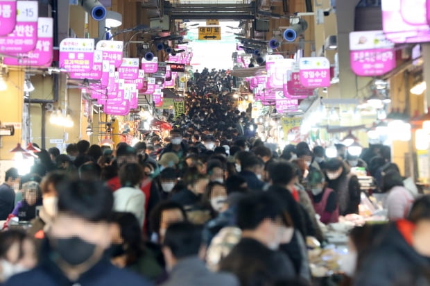 설 연휴 첫날인 11일 오전 울산시 남구 신정시장이 제수를 사려는 시민들로 북적이고 있다. 사진=연합뉴스