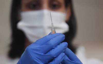 '코로나 백신 속도전' 영국, 1차 접종자 1500만명 넘었다