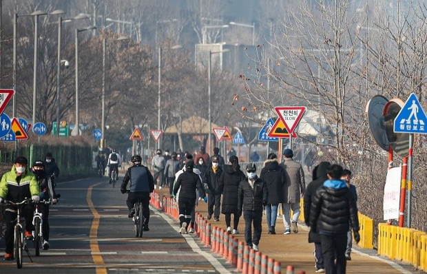 전국의 미세먼지와 초미세 먼지가 '나쁨'을 기록 중인 13일 잠실 한강시민공원 모습. 사진=연합뉴스