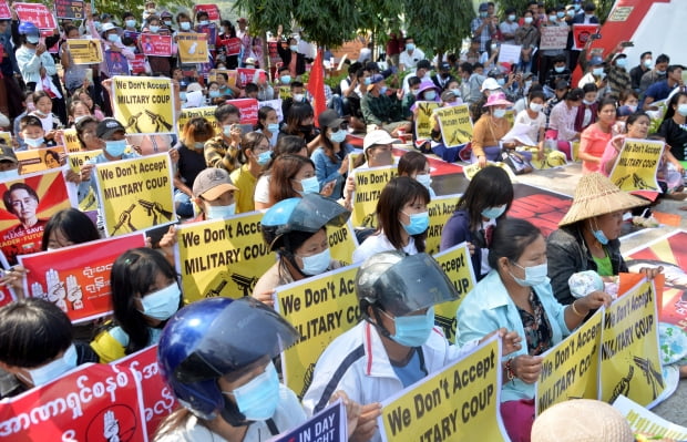 미얀마 수도 네피도에서 14일(현지시간) 시위대가 군부 쿠데타에 항의하는 내용의 팻말 등을 들고 시위를 벌이고 있다. /사진=연합뉴스
