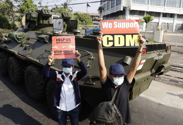 군 장갑차 옆에서 쿠데타 항의 시위하는 미얀마인들. /사진=EPA