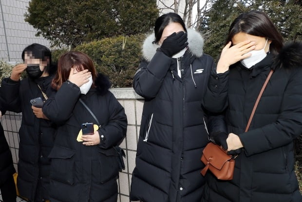 보육교사들의 학대로 피해를 본 어린이집 학부모들이 15일 오후 가해 보육교사 2명의 구속 전 영장실질심사가 열린 인천시 마추홀구 인천지방법원 앞에서 눈물을 흘리고 있다. /사진=연합뉴스