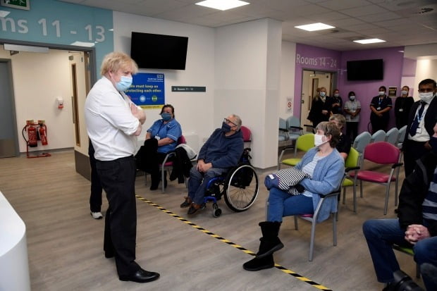 보리스 존슨 영국 총리가 15일(현지시간) 런던 동부 오핑턴의 신종코로나바이러스감염증(코로나19) 백신 접종센터를 방문해 접종을 기다리는 시민들을 만나고 있다. / 사진=AP