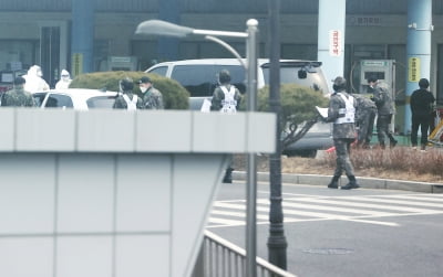 [속보] 합참 "북한 남성, 해안철책 하단 배수로 통과 추정"