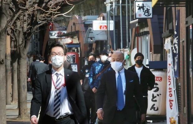 일본 도쿄에서 마스크를 쓴 시민들이 거리를 걷고 있다. 사진=AP